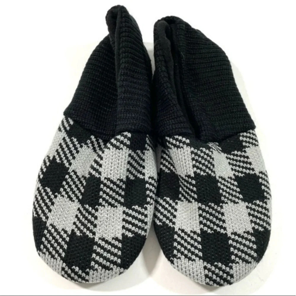 NWOT Gap Mens Gripper Sock Slippers Black Grey Plaid